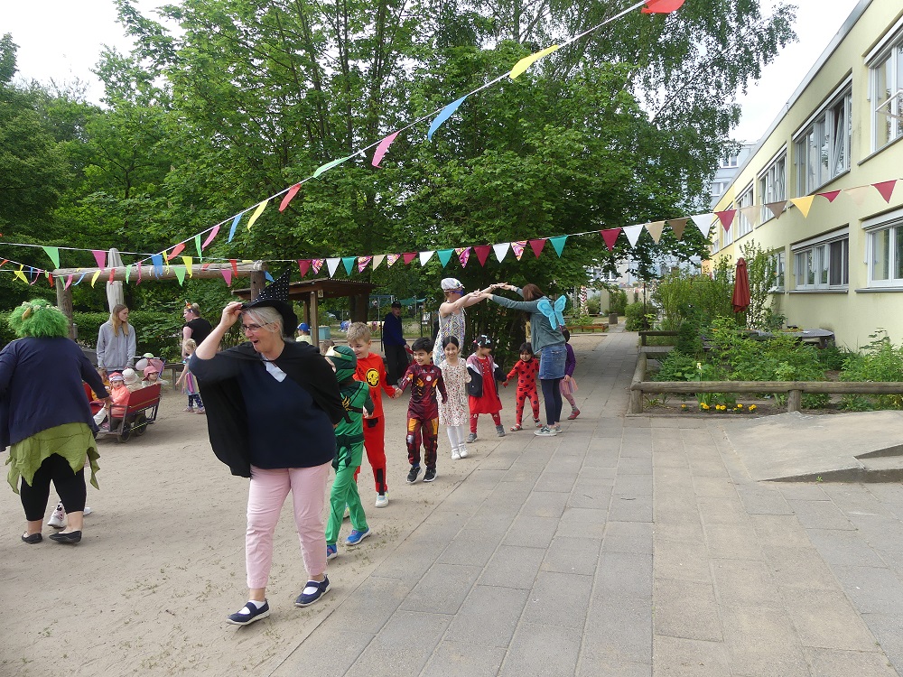 Bild Wir feiern den internationalen Kindertag unter dem Motto" Kostümfest"