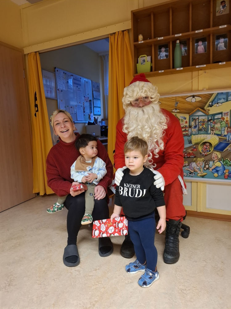 Bild Der Weihnachtsmann bei den "Tausendfüßlern"